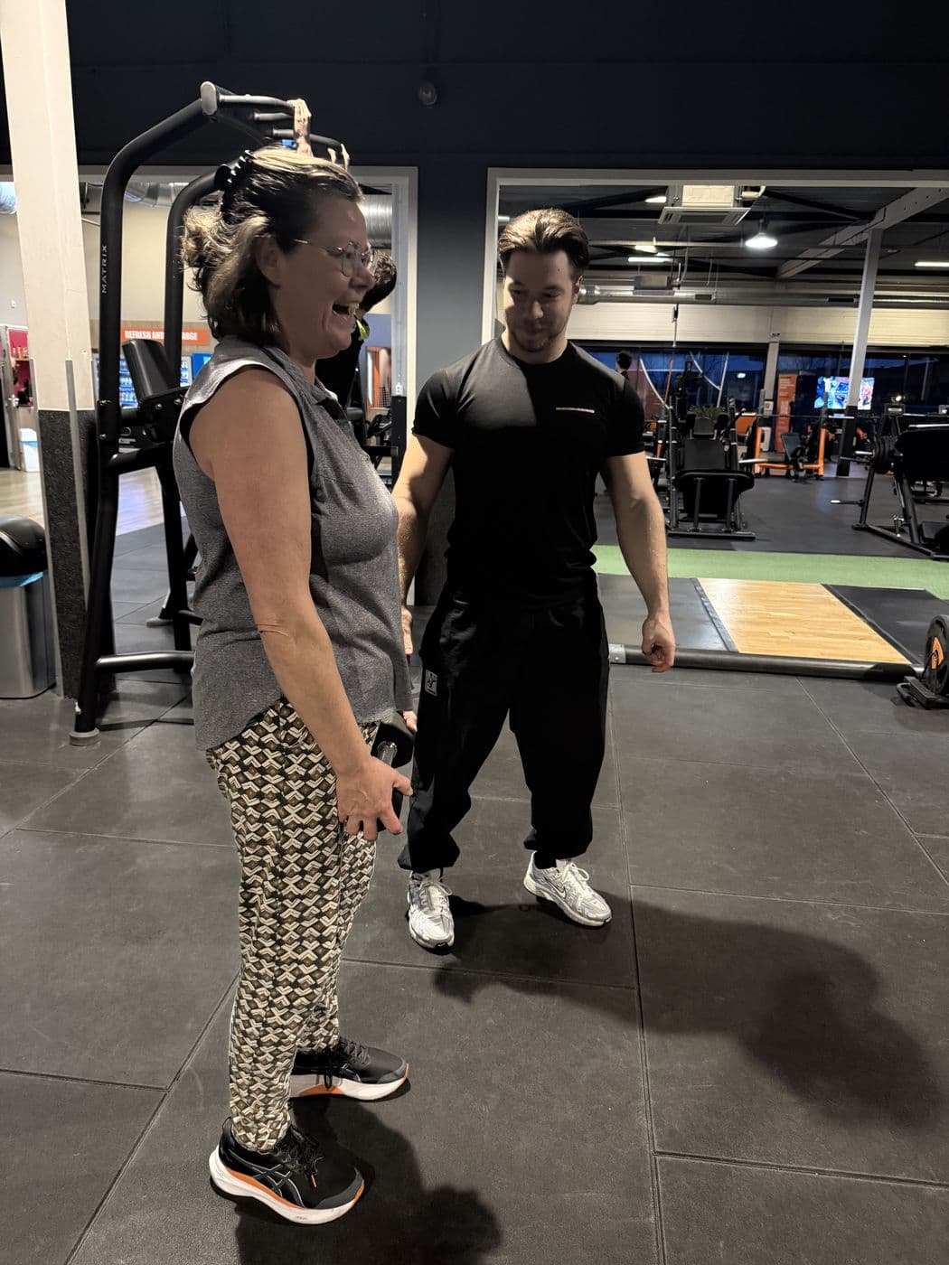 Rian coacht een klant tijdens haar training bij Basic-Fit Heerhugowaard